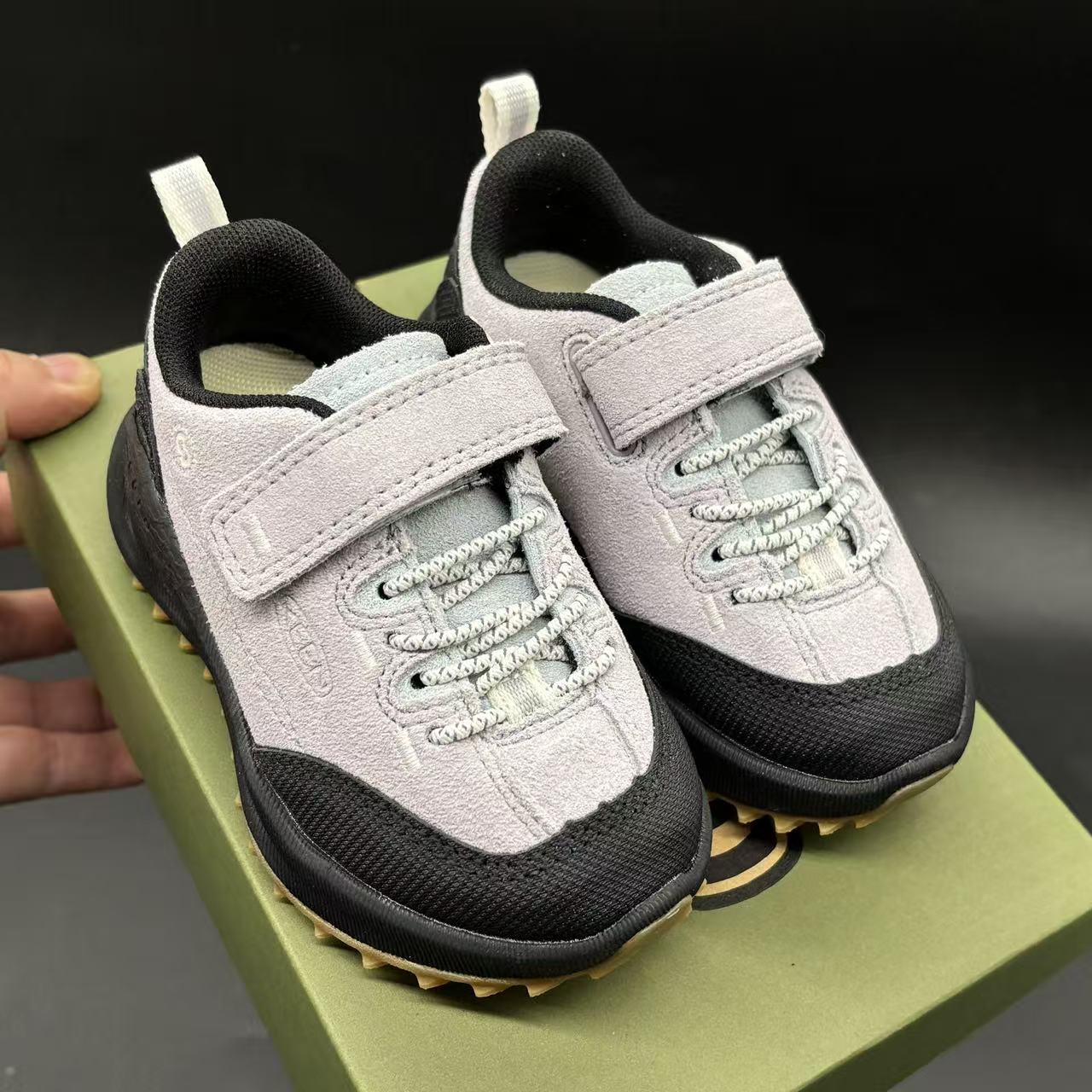 Children's shoes child